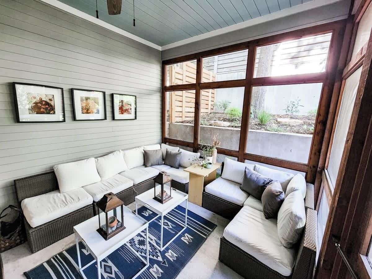 Fernseher, Kamin, Bücher