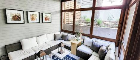 Fernseher, Kamin, Bücher