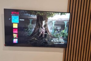 Interior - Comfortable 2-bedroom apartment near streetcar, E2L (Casablanca)