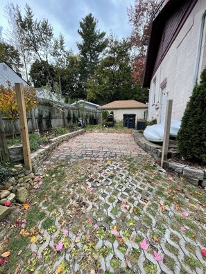 Property grounds - 3-bedroom bungalow in West Akron. Family and pet friendly walkable neighborhood. (Akron)