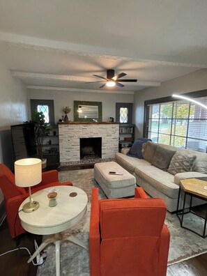 TV - 3-bedroom bungalow in West Akron. Family and pet friendly walkable neighborhood. (Akron)