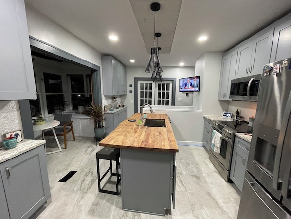 Microwave, oven, stovetop, dishwasher - 3-bedroom bungalow in West Akron. Family and pet friendly walkable neighborhood. (Akron)