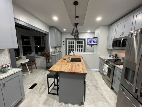 3-bedroom bungalow in West Akron. Family and pet friendly walkable neighborhood.