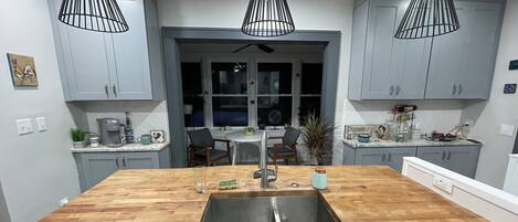 Microondas, horno, placa de cocina y lavavajillas