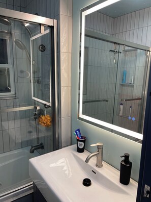 Een douche, een bubbelbad, een haardroger, een bidet