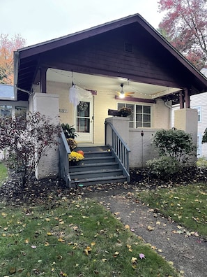 Exterior - 3-bedroom bungalow in West Akron. Family and pet friendly walkable neighborhood. (Akron)