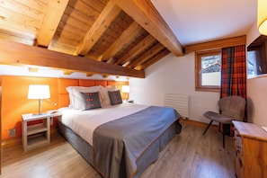 Suite familiare, vista montagna | Una cassaforte in camera, tende oscuranti, Wi-Fi gratuito