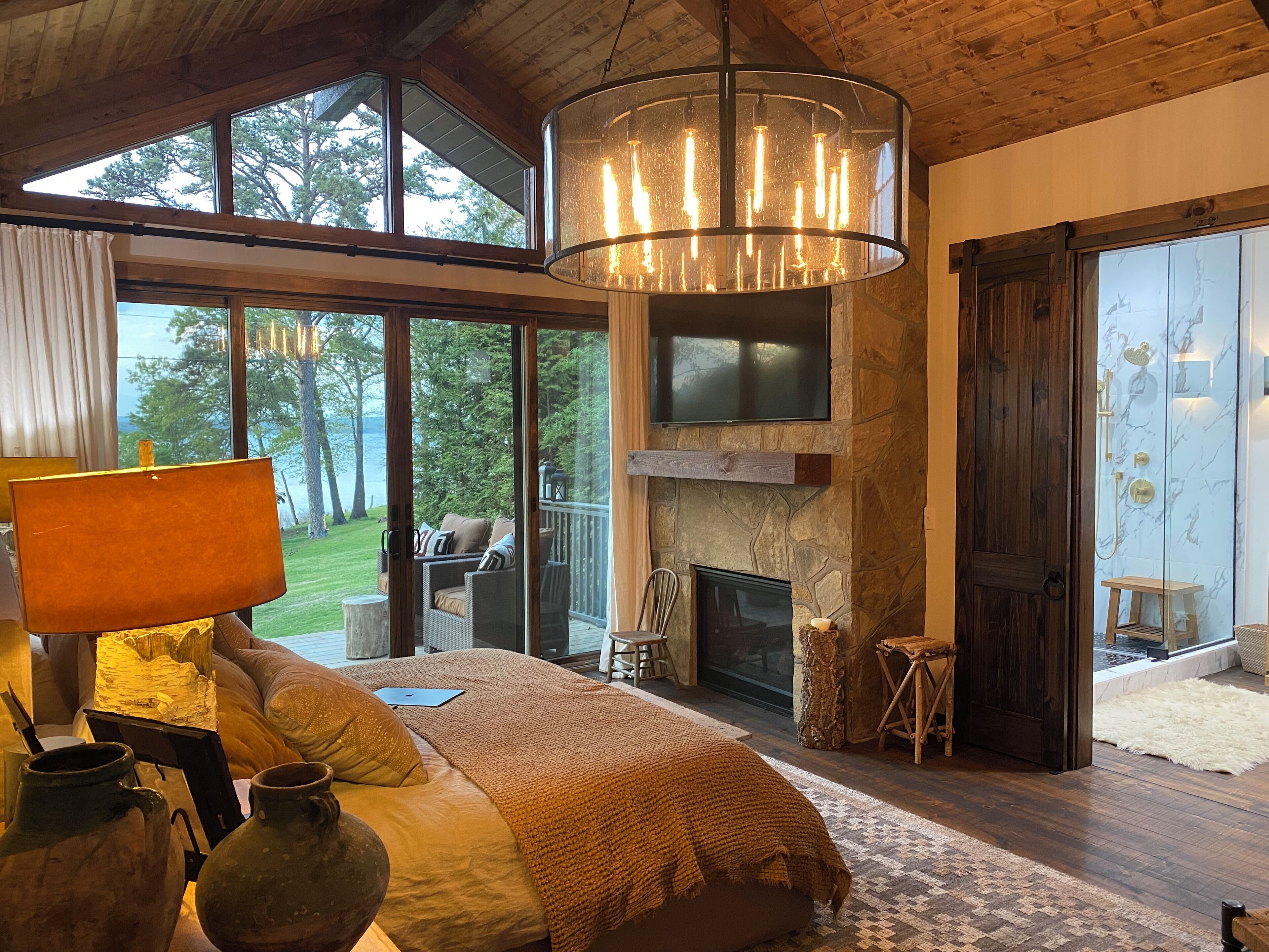 5 عدّة غرف نوم وخدمة الإنترنت وملاءات أسرّة