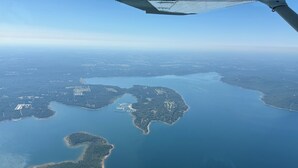 Een overzicht vanuit de lucht van een kustgebied met meerdere eilanden en een groot wateroppervlak.
