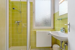 Shower, towels - Apartment 'Anker' with Shared Terrace and Wi-Fi (Cuxhaven)