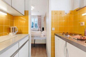 Réfrigérateur, plaque de cuisson, cafetière/bouilloire