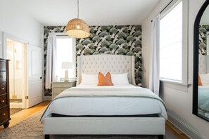 Desk, iron/ironing board, WiFi, bed sheets