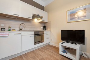 Fridge, oven, stovetop, coffee/tea maker