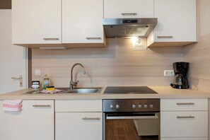 Fridge, oven, stovetop, coffee/tea maker