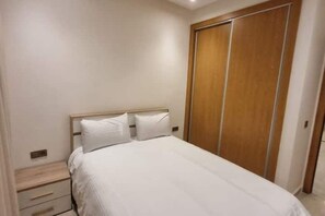 2 habitaciones, tabla de planchar con plancha, wifi y ropa de cama 