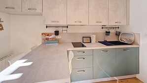 A kitchen with cabinets, a toaster, a kettle, and a sink. - Cosy apartment near Linga slopes with ski locker and parking (Châtel)