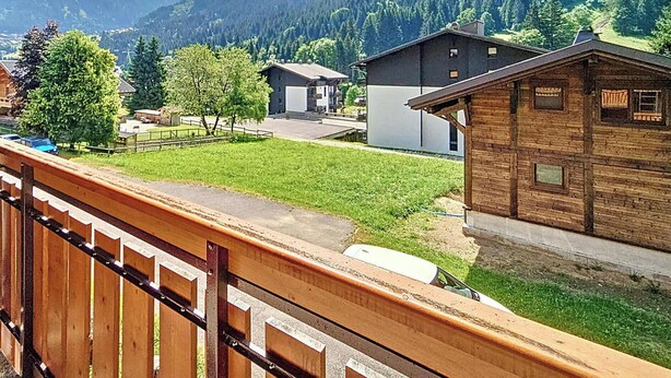 A mountain landscape with a wooden cabin and a modern building. - Cosy apartment near Linga slopes with ski locker and parking (Châtel)