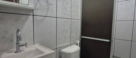 Un baño con lavabo, inodoro y ducha.