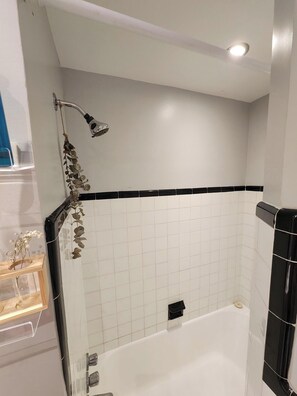 Secadora de cabello, toallas, jabón, papel de baño