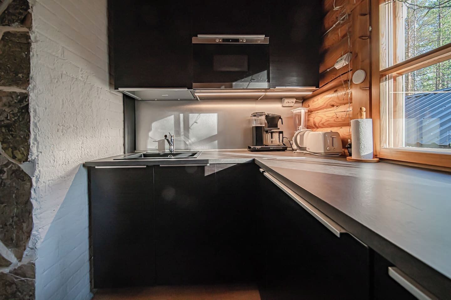 Jääkaappi, mikroaaltouuni, uuni, liesi