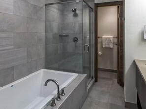 Hair dryer, towels, soap, toilet paper - Ski in/Ski out - Large Luxury 1 bdrm condo in Breckenridge - Sleeps 4 (Breckenridge)