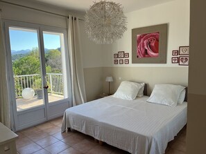 4 quartos, cofres nos quartos, ferros/tábuas de passar roupa