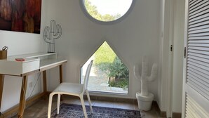 A room with a round skylight, a desk, a chair, a cactus sculpture, and a painting on the wall. - Villa VISTA - 4 bedrooms, swimming pool, sea view (PORTICCIO)