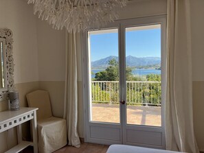 4 chambres, coffres-forts dans les chambres, fer et planche à repasser