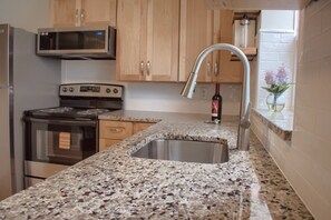 Microondas, horno y placa de cocina