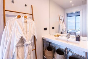 Een haardroger, handdoeken, zeep, shampoo