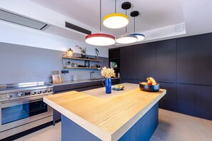 Fridge, microwave, oven, stovetop - VILLA CASADELMAR- 7 bedrooms, sleeps 16, sea view, pool, apartment, beach access, grounds... (COTI CHIAVARI)