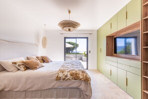 3 bedrooms, in-room safe, iron/ironing board, free WiFi