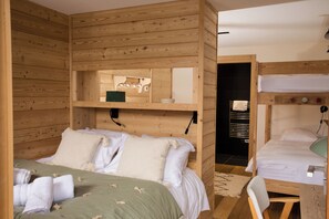 4 makuuhuonetta, silitysrauta/-lauta, internet, vuodevaatteet