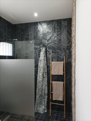 Dusche, Haartrockner, Handtücher, Seife