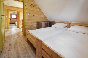 4 عدّة غرف نوم وواي فاي وملاءات أسرّة