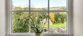 5 bedroom accommodation in Arncliffe