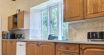 5 bedroom accommodation in Arncliffe