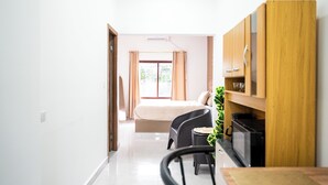A modern kitchen with a dining area, a bed, and a view of the outdoors. - La Palma Experience (Panama City)