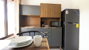 Wasserkocher mit Kaffee-/Teezubehör, Mikrowelle