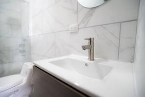 Handuk, sabun, sampo, dan tisu toilet