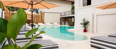 Una piscina al aire libre