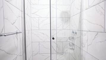 Pyyhkeet, saippua, sampoo, vessapaperi