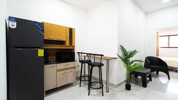 Mikroaaltouuni, keittoastiat/astiat/ruokailuvälineet