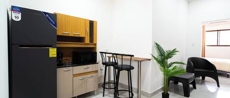 Microwave, cookware/dishes/utensils