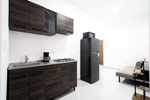 Cafetera/tetera, microondas, utensilios de cocina, mesa de comedor