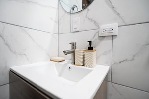 Ducha, toallas, jabón, shampoo