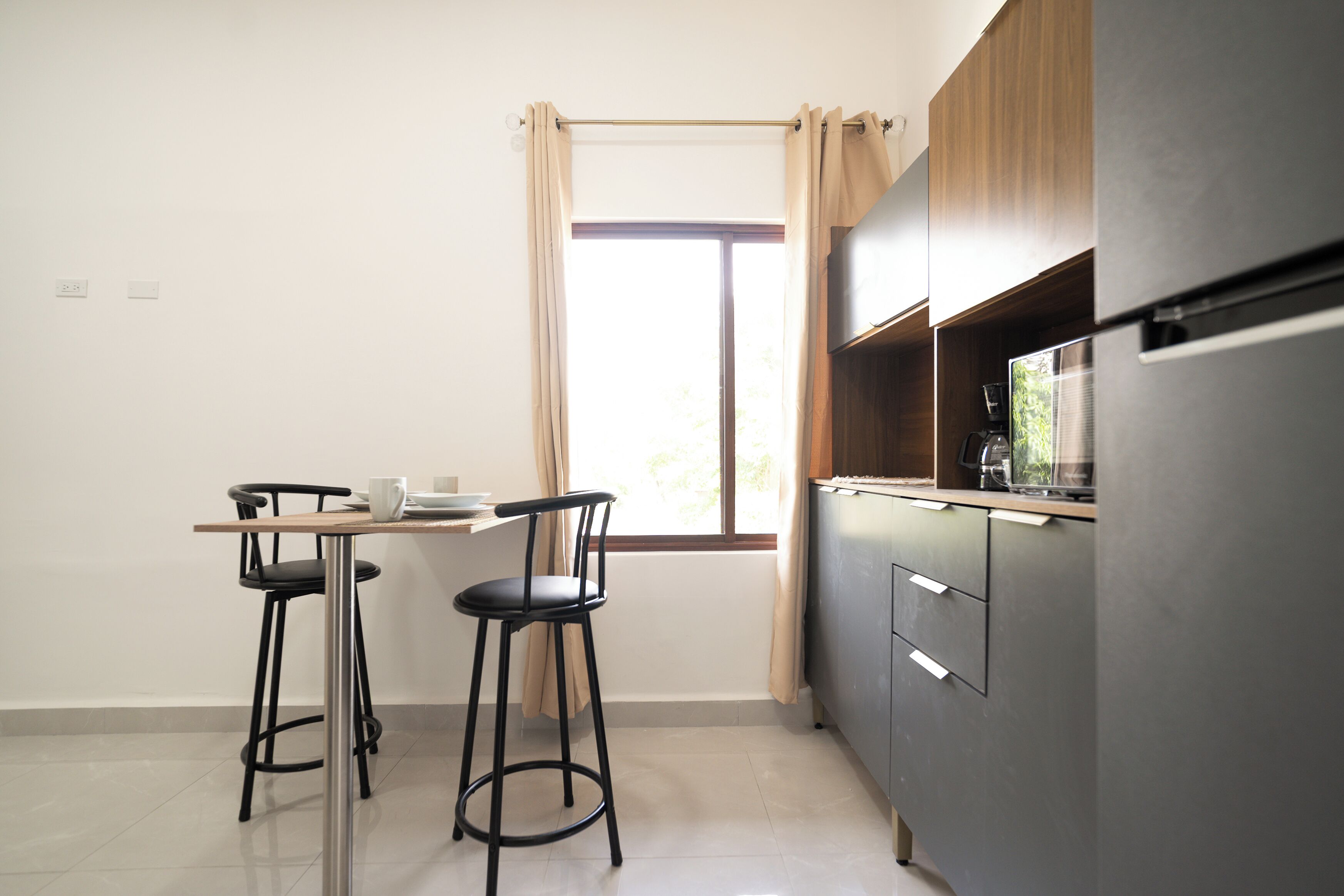 Comfort suite, 1 queensize bed | Privékeuken | Een koffiezetapparaat/waterkoker, een microgolfoven