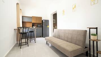 Comfort Suite, 1 Queen Bed | Private kitchen | Coffee/tea maker, microwave, cookware/dishes/utensils, dining table