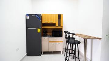 Comfort Suite, 1 Queen Bed with Sofa bed | Private kitchen | Coffee/tea maker, microwave, cookware/dishes/utensils, dining tables