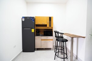 Comfort Suite, 1 Queen Bed with Sofa bed | Private kitchen | Coffee/tea maker, microwave, cookware/dishes/utensils, dining table
